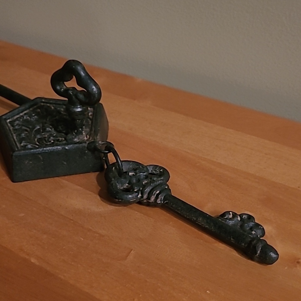DECORATIVE Antique Style Heavy Cast Iron Hook with Hanging Key - Picture 13 of 15